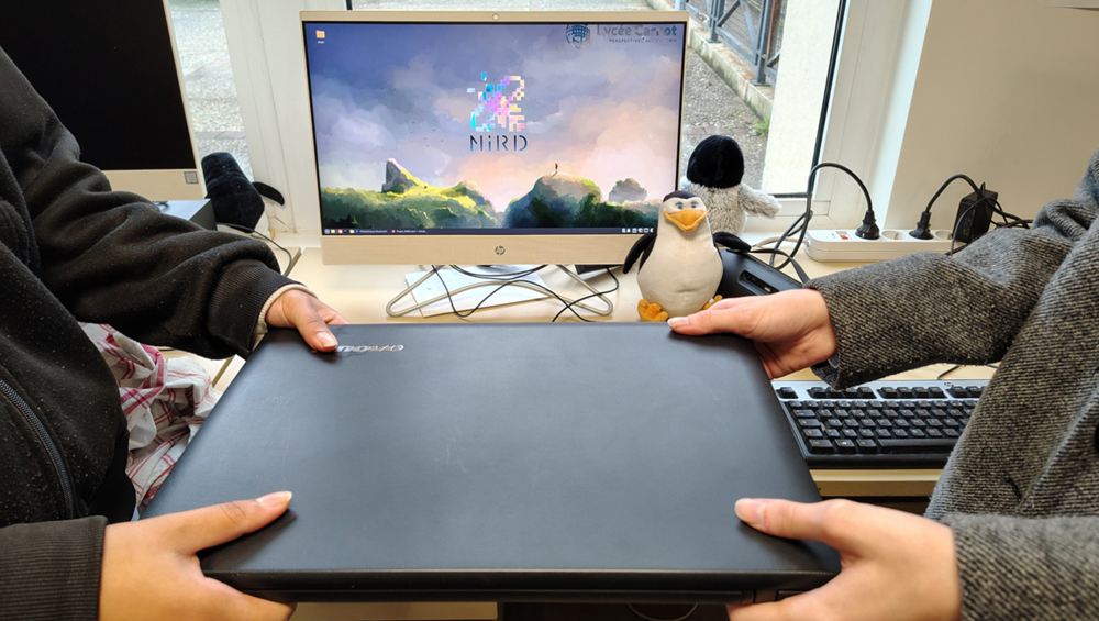 Don de PC reconditionné sous Linux au sein du club-info d'un établissement scolaire.