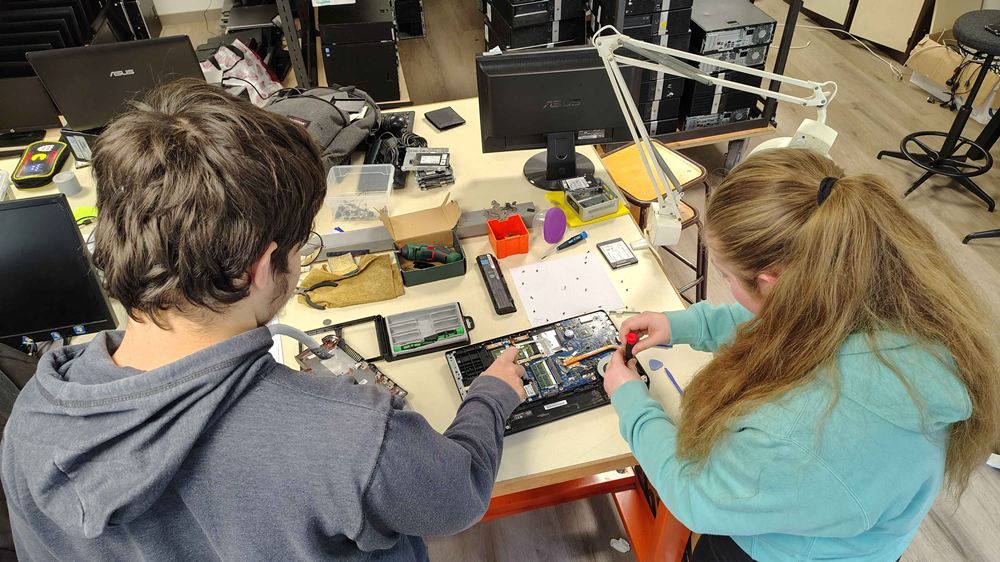Deux élèves en train de reconditionner un ordinateur sous Linux dans le club-informatique de leur établissement scolaire.