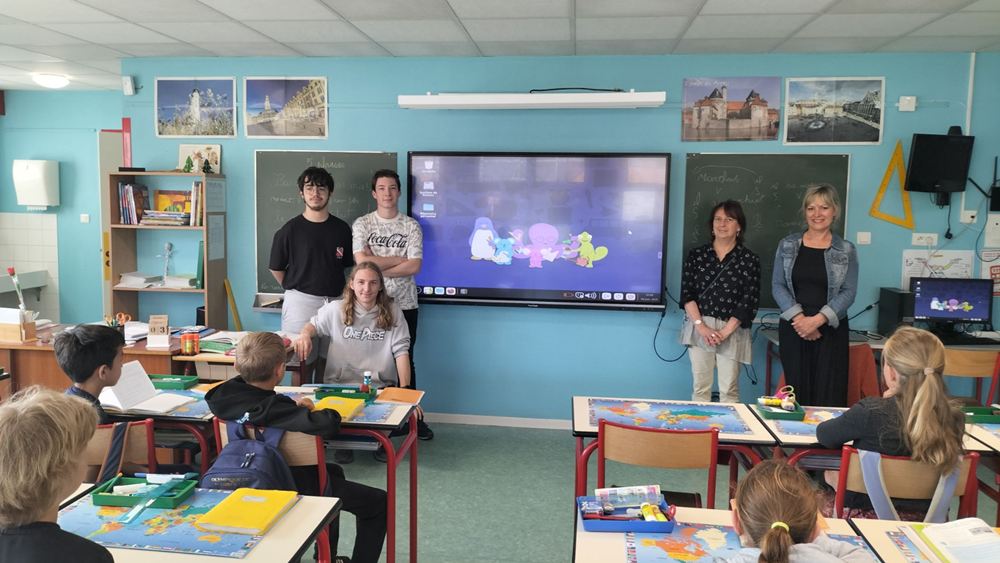 Distribution de 14 PC PrimTux, reconditionnés par les élèves du club informatique du lycée Carnot, à l'école primaire de Fouquières-lès-Béthune.